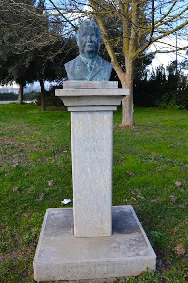 The bust of Gaetano Rummo in the park.JPG